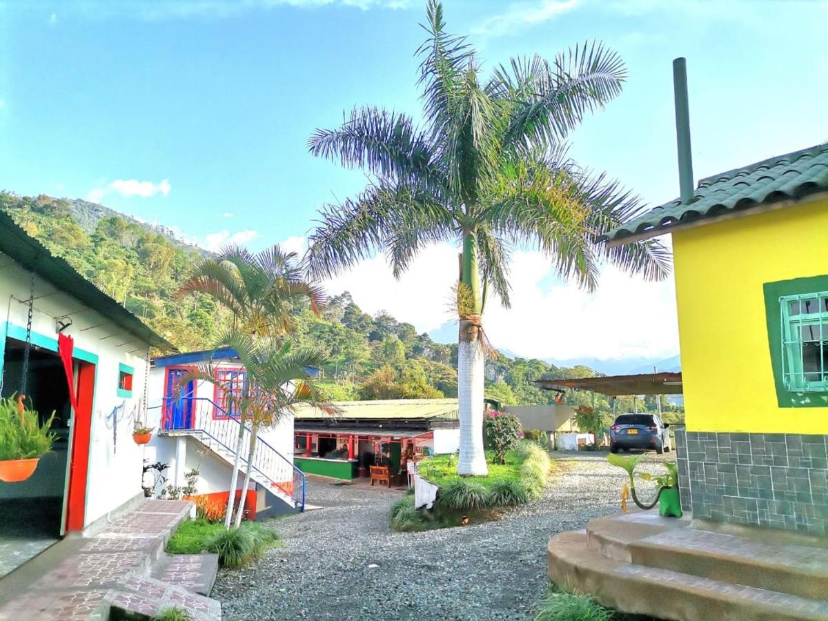 Finca Turistica Santa Clara Vandrarhem Calarcá Exteriör bild