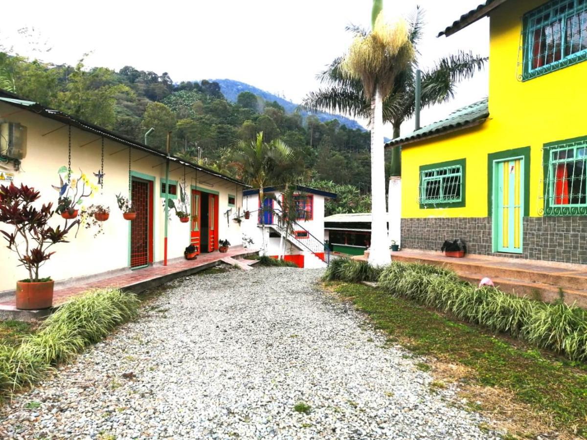 Finca Turistica Santa Clara Vandrarhem Calarcá Exteriör bild